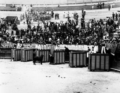 Espectadores observan la salida de toros en uuna plaza