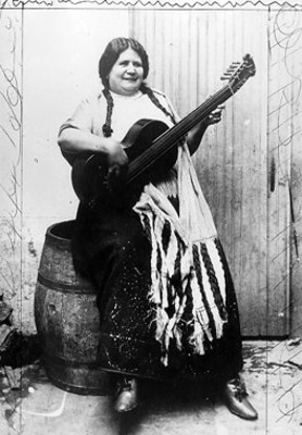 Mujer toca una guitarra