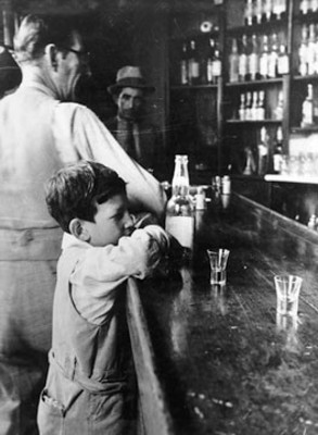 Hombre y niño en la barra de un bar