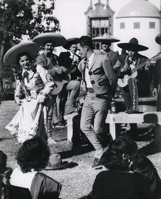 Pareja baila el Jarabe Tapatio