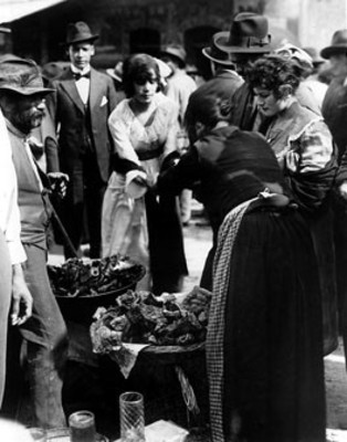 Sra. vendiendo chicharron en la calle, frente a un mercado de Méxxico