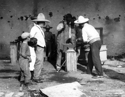 Francisco Villa en un taller de herrería de la hacienda de Canutillo