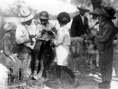 Francisco Villa rodeado de niños en la hacienda Canutillo