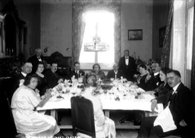 Manuel Pérez Treviño, general con familiares durante un banquete en el comedor de su casa