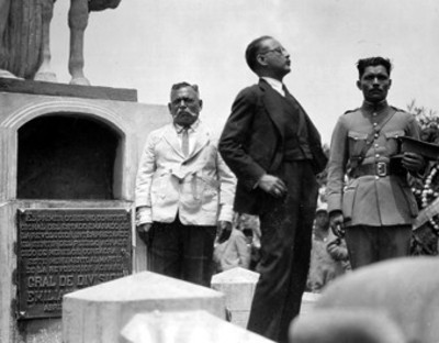 Funcionario público pronuncia discurso durante homenaje a Zapata