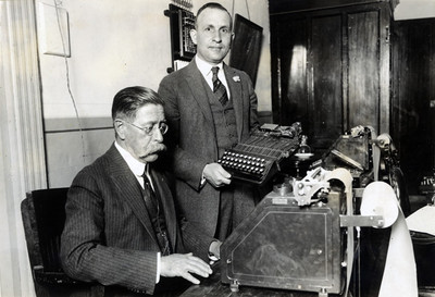 Amado Aguirre, sentado frente a máquina de escribir