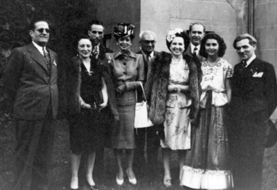 Diplomáticos al exterior de un edificio, retrato de grupo