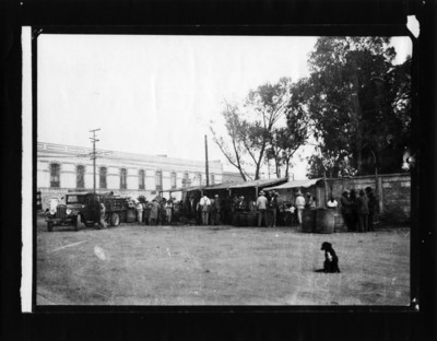 Descarga de barriles de pulque en expendios ambulantes