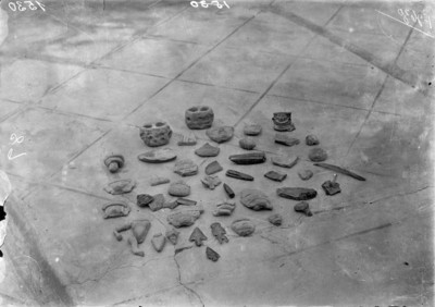 Lote de figurillas de cerámica y navajas de obsidiana, Teotihuacán, reprografía