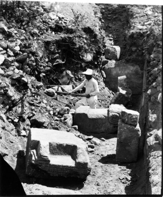Hombre excava facha del Templo de Quetzalcóatl de Teotihuacán