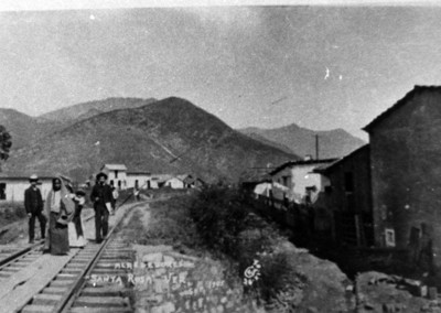 Gente camina sobre las vías del tren en los "alrededores de Santa Rosa"