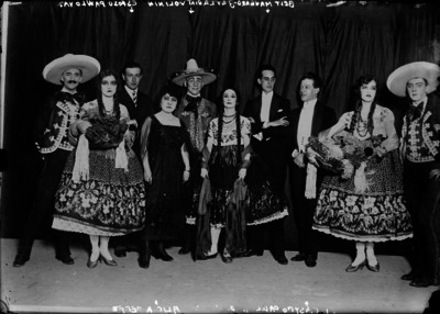 Anna Pawlova, bailarína Rusa acompañada de su esposo y otros bailarines en un teatro, retrato de grupo