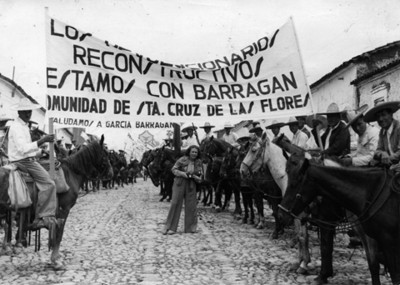 Campesinos montados a caballo en espera del "General García Barragan"
