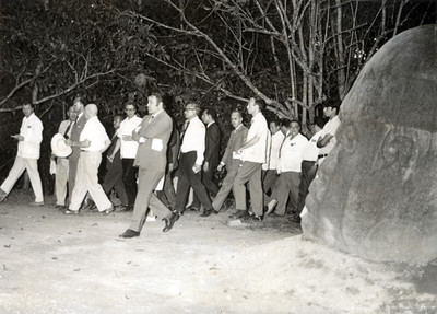 "Luis Echeverría Áñvarez" y Carlos Pellicar Camara recorren la zona arqueologica de la Venta durante "campaña electoral"