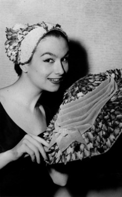 Modelo muestra sombrero con detalles en pétalos de flores, retrato
