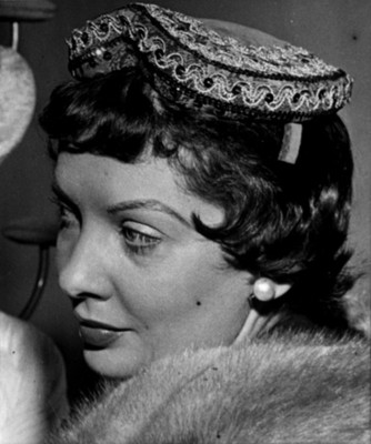 Modelo luce sombrero con bordado y lentejuela, retrato