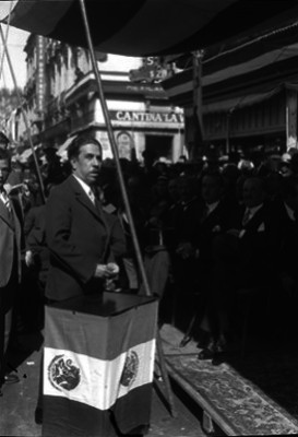Alfonso Pruneda, rector de la Universidad Nacional pronunciando un discurso durante una ceremonia