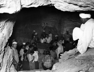 Gente en interior de zona arqueológica