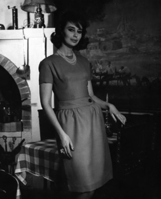 Modelo porta vestido sin mangas y collar de perlas, retrato