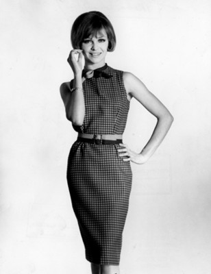 Mujer modela vestido recto sin mangas