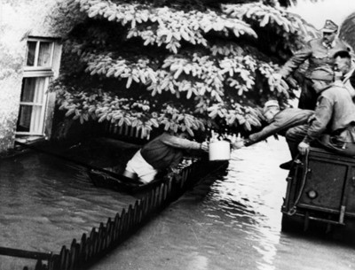 Militares auxilian a damnificados en una inundación