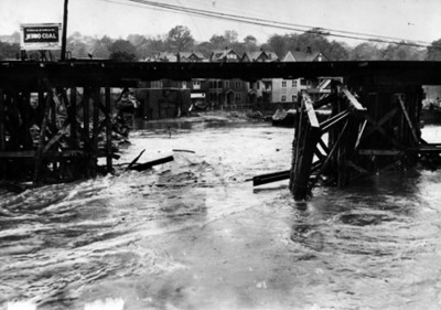 Puente ferroviario dañado por inundación