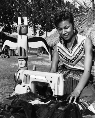Mujer cose ropa en una reserva indígena