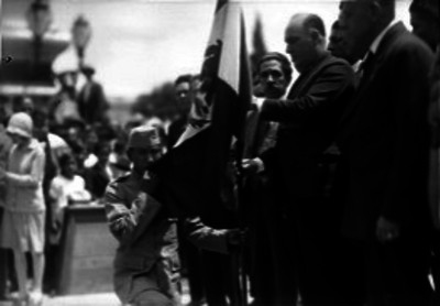 José Manuel Puig Casauranc abanderando un estudiante durante una ceremonia escolar