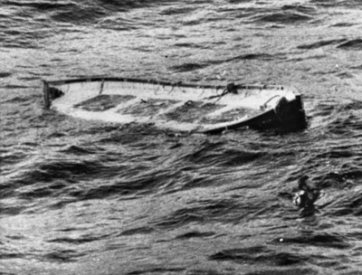 Barca hundida en el mar