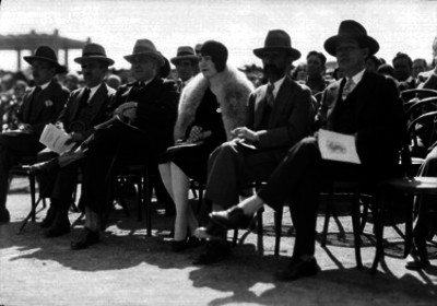 José Manuel Puig Casauranc acompañado de su esposa y otras personalidades durante una ceremonia