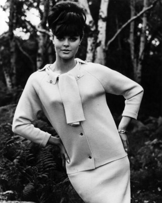 Modelo luce blusa y falda, retrato