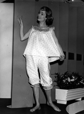 Mujer modela pijama estampada