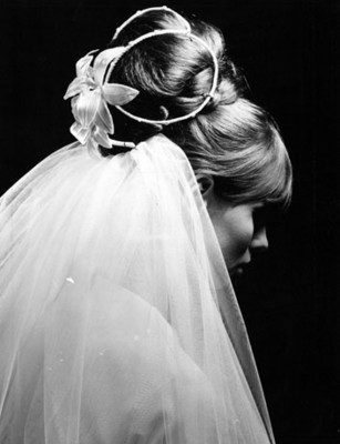 Mujer luce en su peinado tocado de novia, retrato