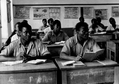 Hombres durante clase en un aula