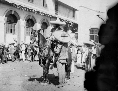 Emiliano Zapata conversa con Francisco Pacheco