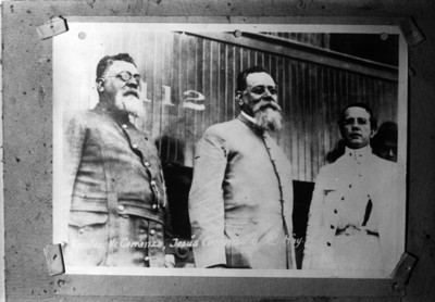 "Generales Venustiano Carranza, Jesús Carranza y E. Hay" en una estación de ferrocarril