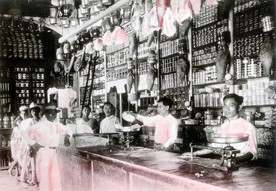 Comerciantes chinos atienden una tienda