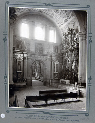 Altar lateral y entrada a la Capilla del Rosario