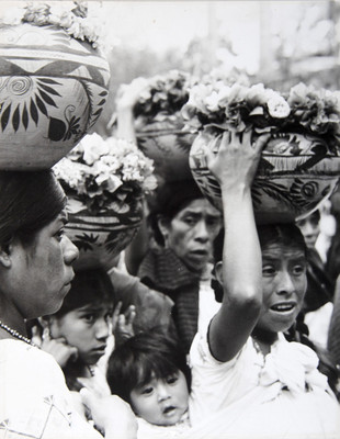Mujeres con jicaras y flores sobre sus cabezas, retrato
