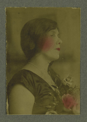 Mujer de perfil posa con ramillete de flores, retrato de perfil