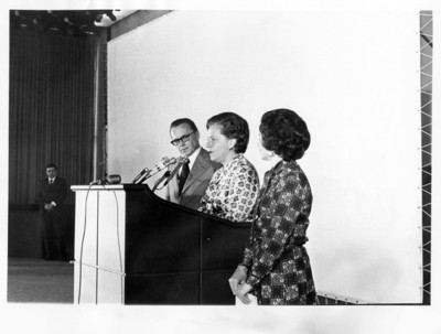 María Esther Zuno funge como oradora durante reunión de voluntarias en la sala Juárez