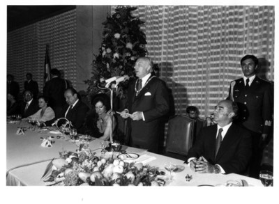 Walter Scheel dirige mensaje a invitados a la cena realizada en su honor
