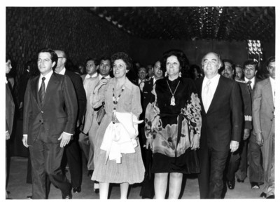 Los presidentes de México y España acompañados de sus esposas, entran al edificio de la S.R.E.