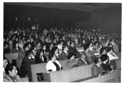 Público reunido en auditorio de la Secretaría de Relaciones Exteriores durante concierto del Dúo Monzón