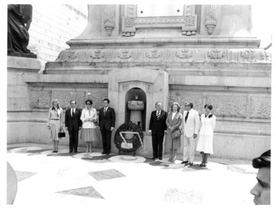 Presidente español Adolfo Suárez hace guardia de honor en el Monumento a la Independencia