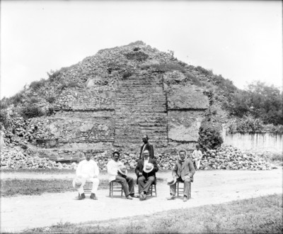Manuel Gamio y otros personajes en Teotihuacán