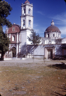 Iglesia, lado oeste, vista parcial