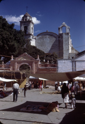 Gente durante tianguis afuera de la iglesia de