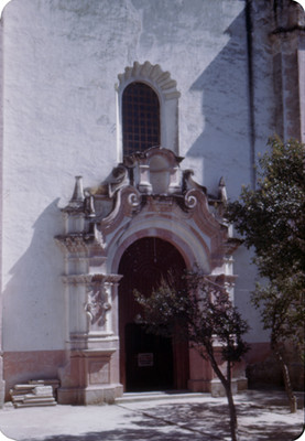 Iglesia, fachada, vista parcial