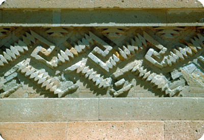 Arquitectura monumental prehispánica, detalle de grecas